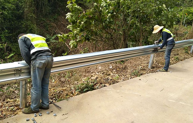 兰州高速公路护栏的定期维护与保养